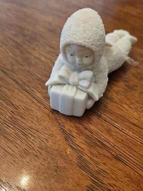 Vintage Snowbabies Angel Baby With Gift Ornament Figurine Dept. 56 Christmas Euc